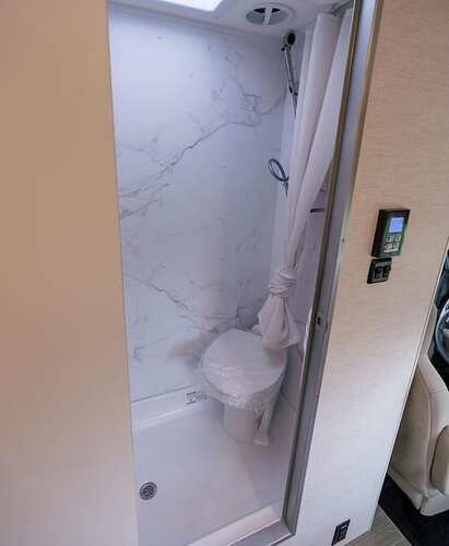 Toilet in 19HE Thor Freedom Elite 2025 Class C SAM100233_1