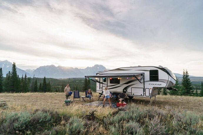 Family outside half ton towable 5th wheel camper