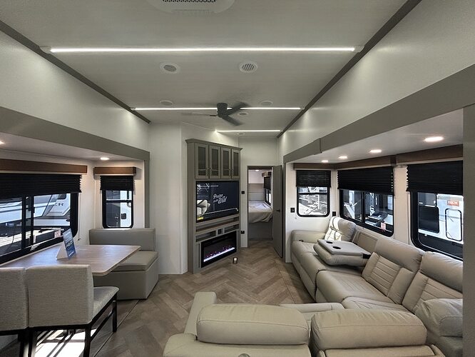 Sprinter 3910RLQ living area