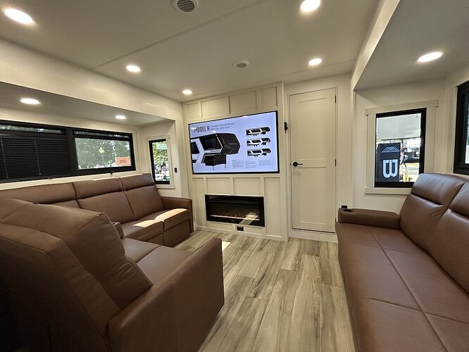 Model R 3710 living area
