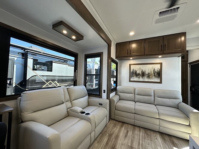 Montana 3600RO living area