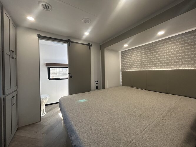 Sprinter 38DKB bedroom 1