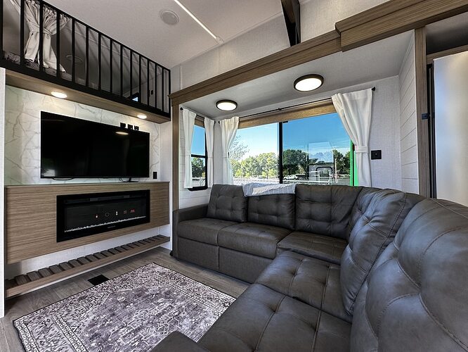 Lodge 40FKP living area