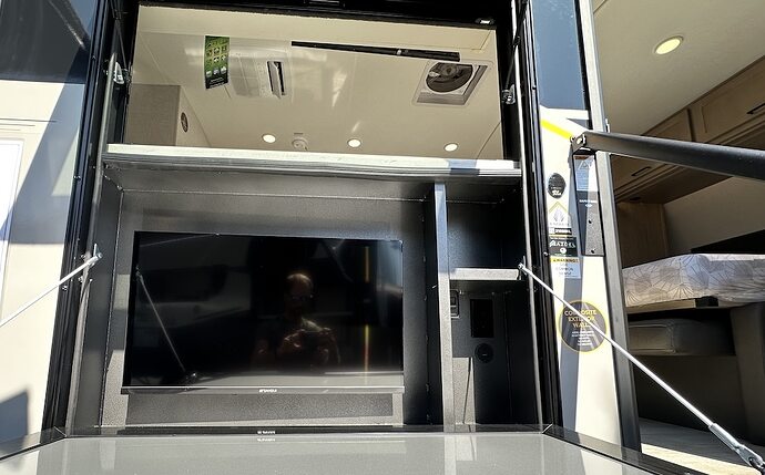 Ember 2100RKL outdoor tv
