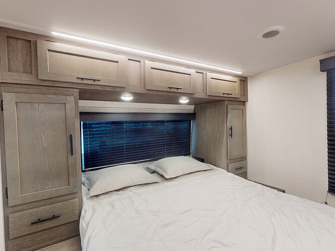 Alpha-Wolf-280QBS-bedroom