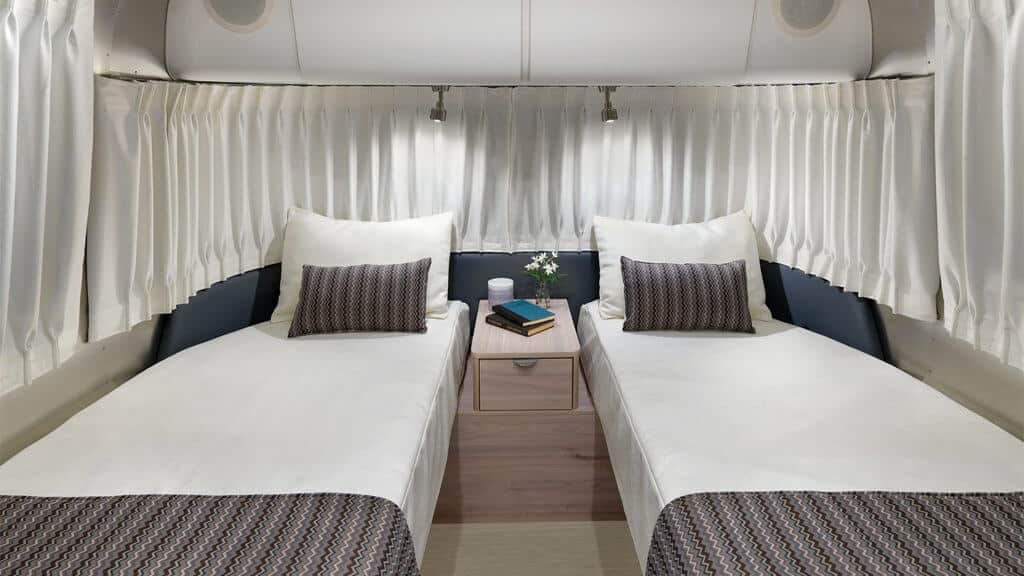 Airstream Globetrotter FB Twin bedroom