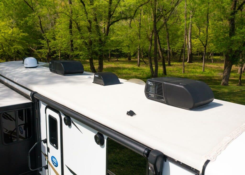 Dual rooftop RV A/C